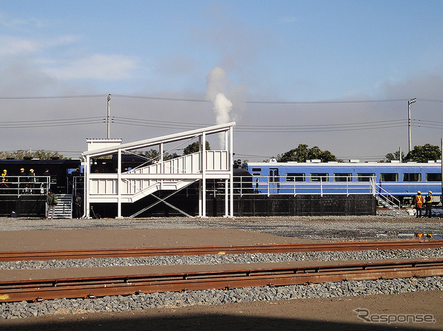 南栗橋車両管区（埼玉県久喜市）の東端、試運転線を走る蒸機C11形207号機