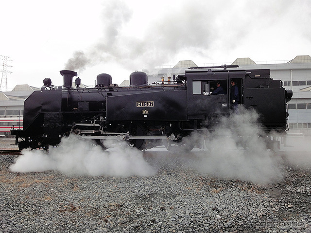 南栗橋車両管区（埼玉県久喜市）の東端、試運転線を走る蒸機C11形207号機