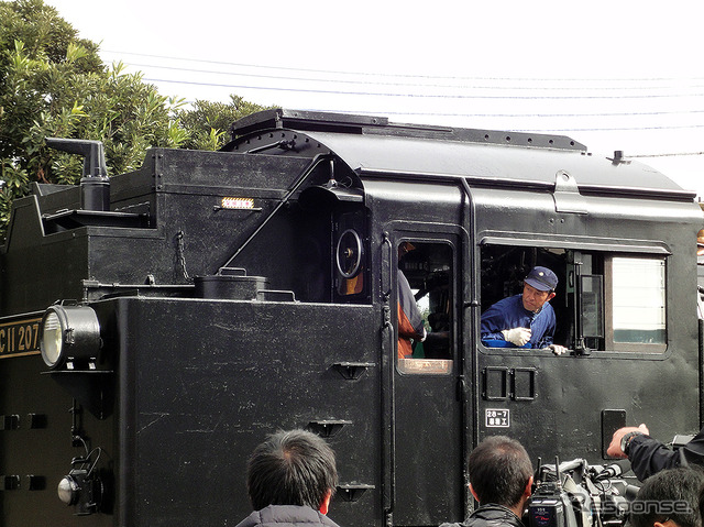 南栗橋車両管区（埼玉県久喜市）の東端、試運転線を走る蒸機C11形207号機