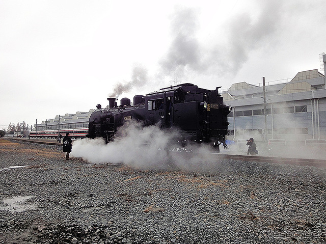 南栗橋車両管区（埼玉県久喜市）の東端、試運転線を走る蒸機C11形207号機