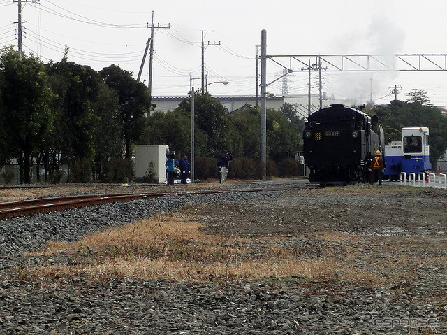 南栗橋車両管区（埼玉県久喜市）の東端、試運転線を走る蒸機C11形207号機