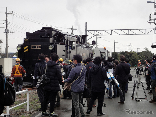 南栗橋車両管区(埼玉県久喜市)の東端、試運転線を走る蒸機C11形207号機