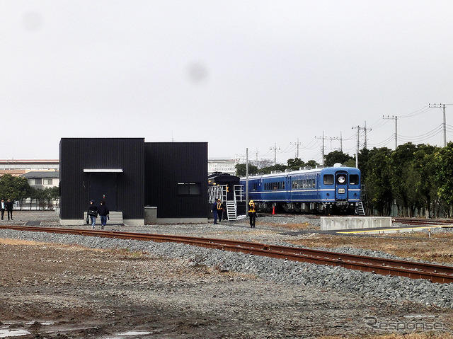 南栗橋車両管区（埼玉県久喜市）の東端、試運転線を走る蒸機C11形207号機