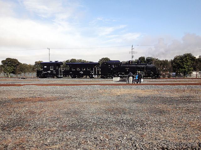 南栗橋車両管区（埼玉県久喜市）の東端、試運転線を走る蒸機C11形207号機