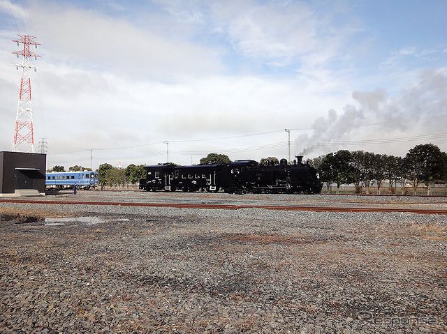 南栗橋車両管区（埼玉県久喜市）の東端、試運転線を走る蒸機C11形207号機