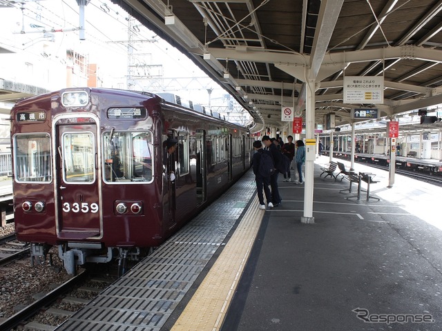 ホームドアが設置される十三駅の4・5番線ホーム。このほか3番線ホームにも設置される。