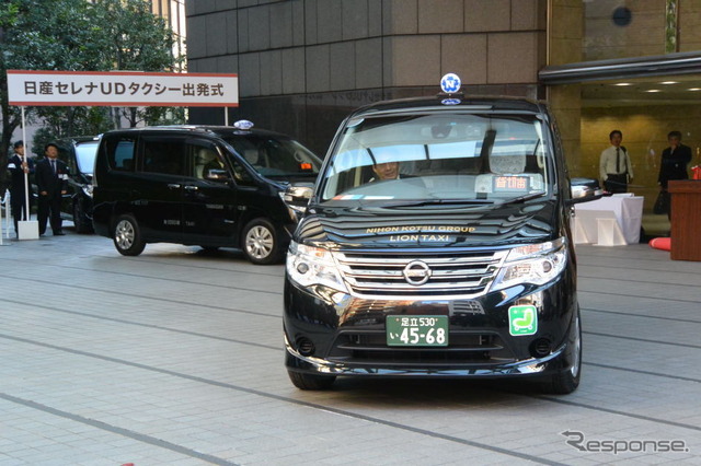 日産 セレナ UDタクシー 出発式