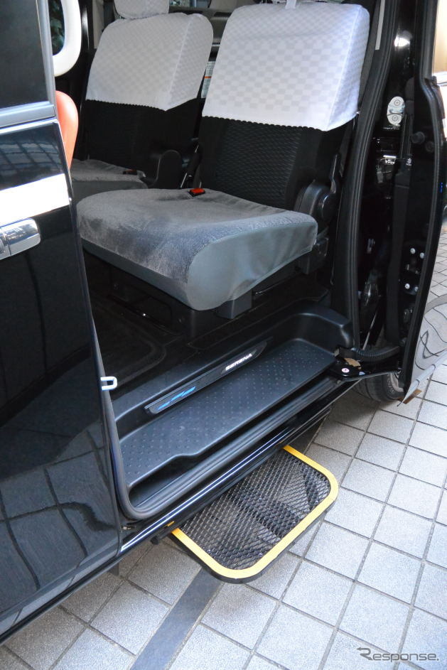 日産 セレナ UDタクシー仕様車