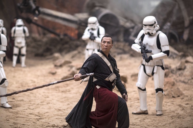 「フォースを信じる武術マスター」チアルート・イムウェ (ドニー・イェン)『ローグ・ワン/スター・ウォーズ・ストーリー』(C)2016 Lucasfilm Ltd. All Rights Reserved.