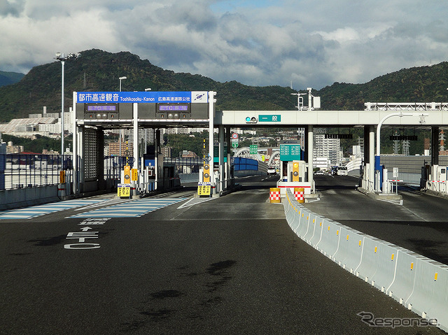 都市高速観音出入口付近の海側に広島西飛行場が見える