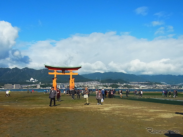 宮島のシンボル、嚴島神社・大鳥居の干潮を歩く