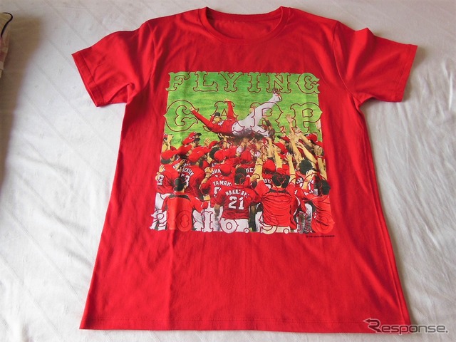 広島カープ胴上げシーンをプリントしたTシャツも首都圏限定販売　《撮影　福田俊之》