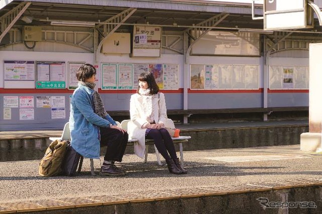 宝ヶ池駅で撮影した「ぼく明日」の劇中カット。撮影で使用したものと同型のベンチが2017年2月中旬まで設置される。