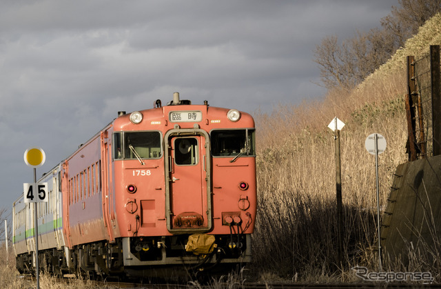 3両編成の臨時列車も2往復運行され、国鉄色のキハ40形が連結されていた。