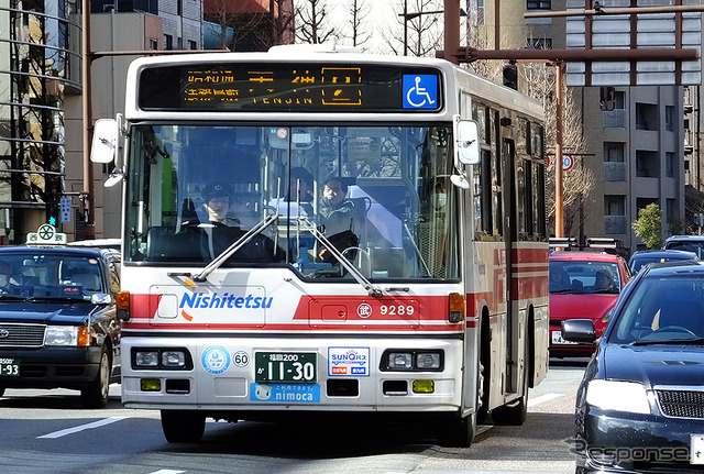 博多バスターミナル周辺を行く路線バス