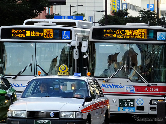 博多バスターミナル周辺を行く路線バス