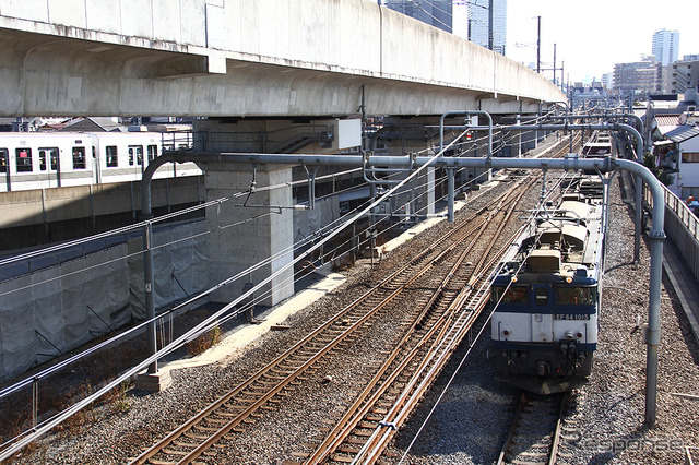 北千住駅を行く貨物列車