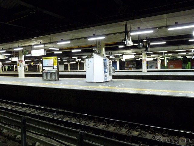 川崎駅のホーム。一番奥の東海道線ホーム(1・2番線)の発車メロディが「上を向いて歩こう」になる。