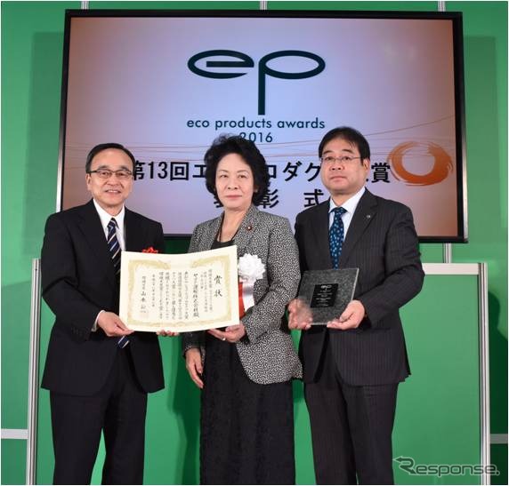 表彰式の様子、左からヤマト運輸 臼井祐一常務執行役員、比嘉奈津実 環境大臣政務官、 ヤマト運輸 万城靖憲 CSR推進部長