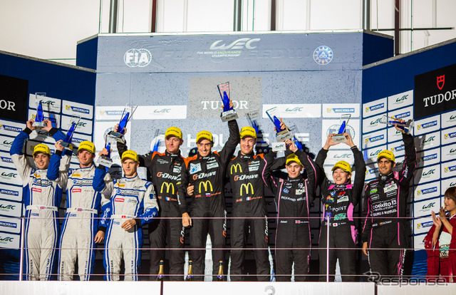 2014年のWEC富士戦、LMP2クラスで表彰台を獲得した井原選手(向かって右、3位の段の中央)。
