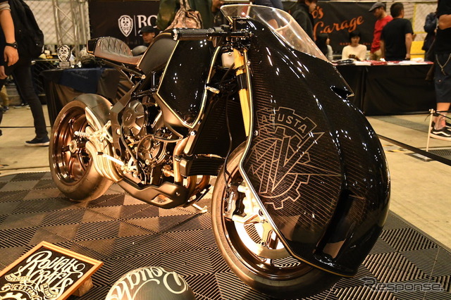 台湾のカスタムショップ『ROUGH CRAFTS(ラフ・クラフツ)』が手がけ、ヨコハマ・ホットロッドカスタムショー2016に出展した『Ballistic Trident』。ベースモデルはMVアグスタ『ブルターレ800RR』。
