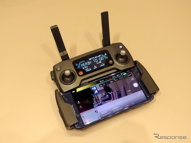 小型カメラドローン MAVIC PROのコントローラ(スマホ装着) 〈撮影 高木啓〉