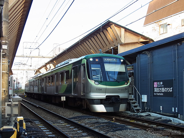木材を積極的に使い改装した戸越銀座駅