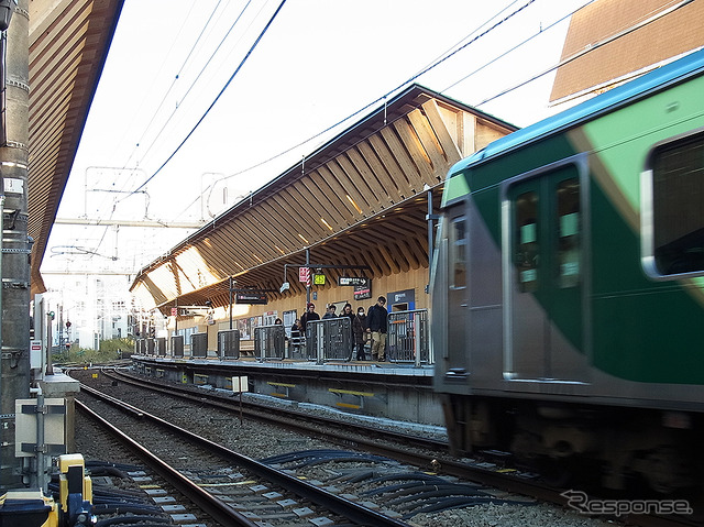 木材を積極的に使い改装した戸越銀座駅