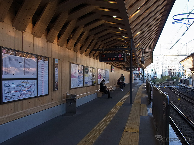 木材を積極的に使い改装した戸越銀座駅