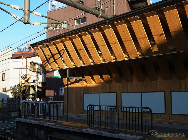 木材を積極的に使い改装した戸越銀座駅