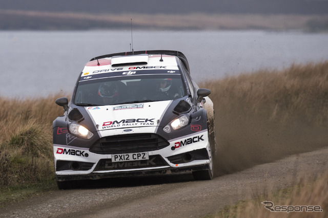 2016年シーズンのタナクとフィエスタ(DMACK WORLD RALLY TEAM)。
