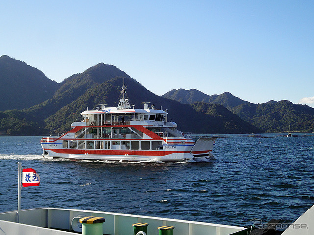 宮島松大汽船で宮島へ。JR西日本宮島フェリー「みやじま丸」とすれ違う