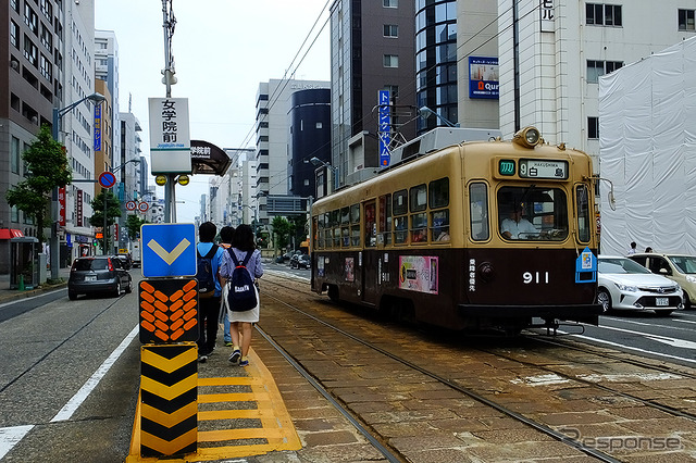 クリスマス電車が走る広電白島線