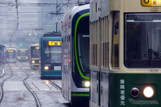 次々とやってくる広電の新旧の電車たち