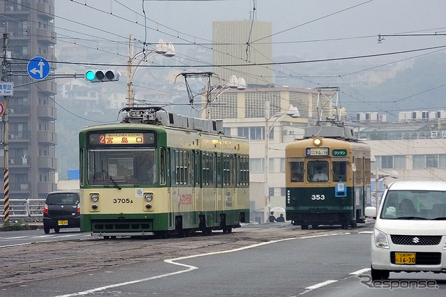 平和大通りを行く広電の電車