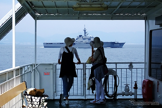 瀬戸内海汽船「広島~江田島 三高 フェリー航路」に乗る。軍艦とすれ違う