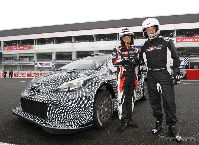 ヤリスWRCと、豊田章男氏、T.マキネン氏（11月に富士スピードウェイで開催されたTGRFにて）。