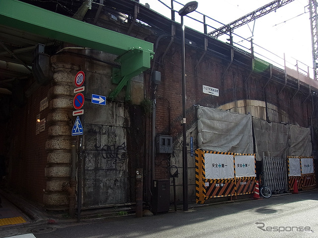 改良工事がすすむJR新橋駅