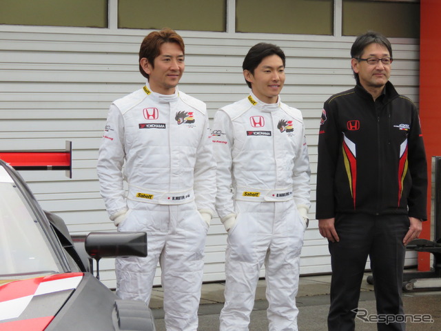 #16 チーム無限(左から武藤英紀、中嶋大祐、手塚長孝監督)。