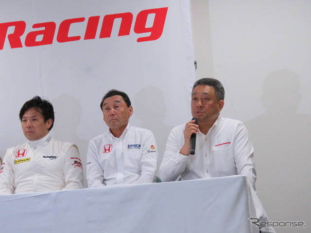 ホンダの山本モータースポーツ部長(右端)。