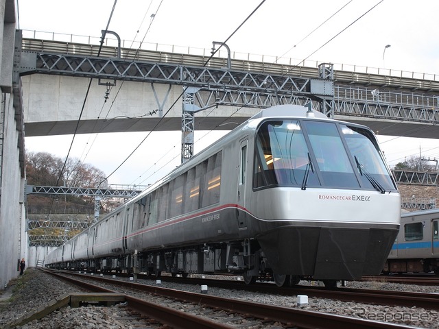 小田急30000形のリニューアル車「EXEα」が完成。唐木田で報道公開された。
