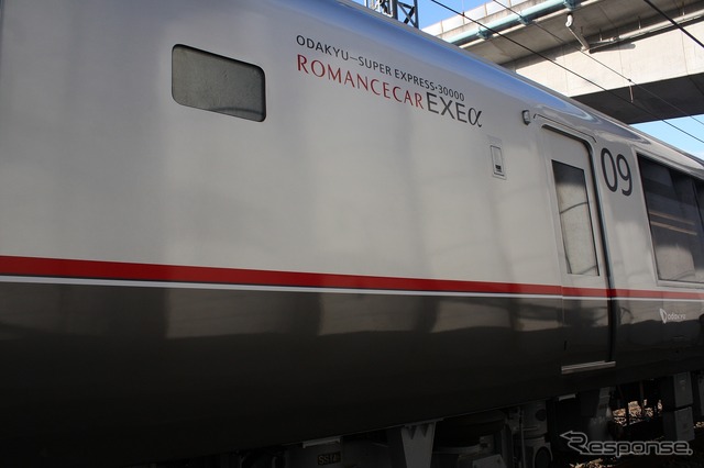 側面のロゴ。上の「ODAKYU-SUPER EXPRESS・30000」は「ODAKYU-EXCELLENT EXPRESS」に変更される。