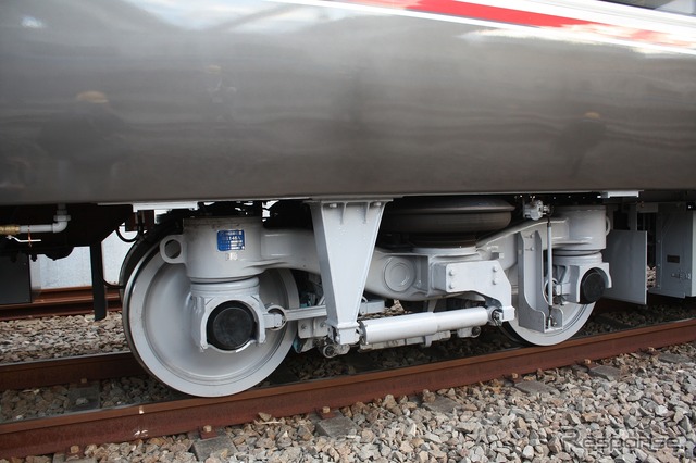 9号車の付随台車はモーター搭載に伴い新造(部品は一部流用)された。