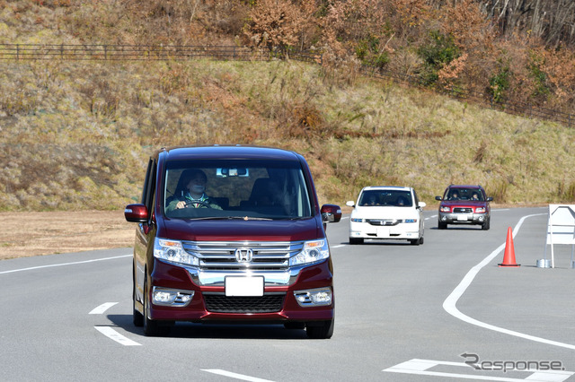 まずはオーナー自身の車でコースを走行