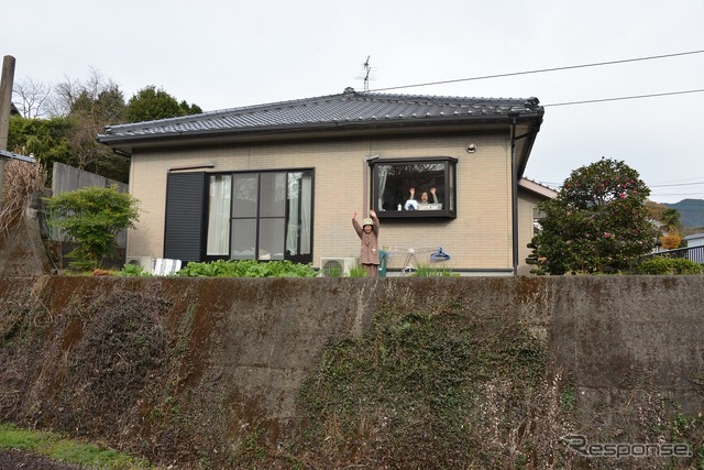 沿線から手を振る住民の姿もあった