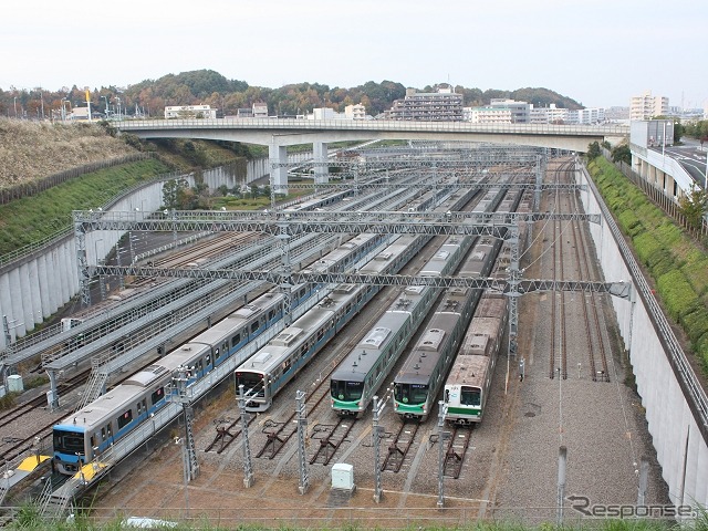 唐木田車庫を上から眺めてみると、4・5番線(右)が車庫内の他の線路から少し離れて設置されているのがよく分かる(2011年11月撮影)。