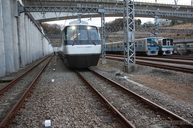 唐木田車庫4番線(左)と「EXEα」が留置されている5番線は、車庫内の他の線路から少し離れている。