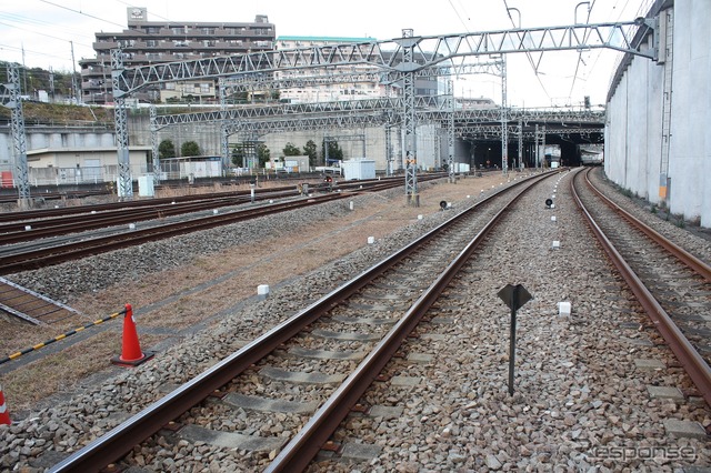 4・5番線（右）は唐木田駅（奥）の1・2番線に直接つながっている。