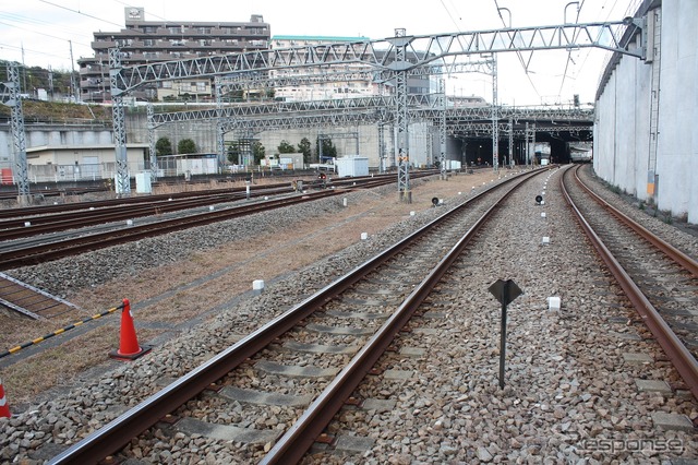 4・5番線(右)は唐木田駅(奥)の1・2番線に直接つながっている。