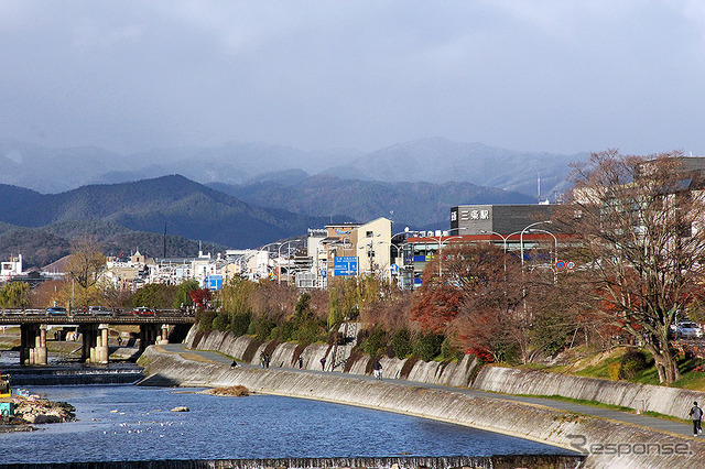 京阪三条駅と鴨川